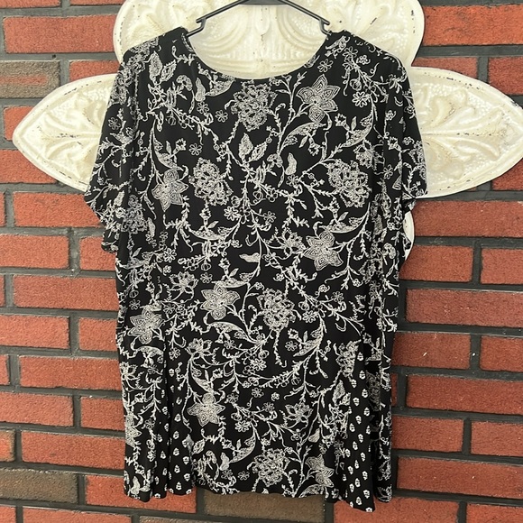 Black and White Flowery Top - Picture 2 of 3